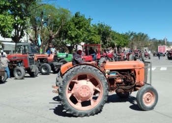 “Es sequía y es saqueo”: Productores de San Juan realizaron un tractorazo por la falta de mantenimiento de los canales de riego