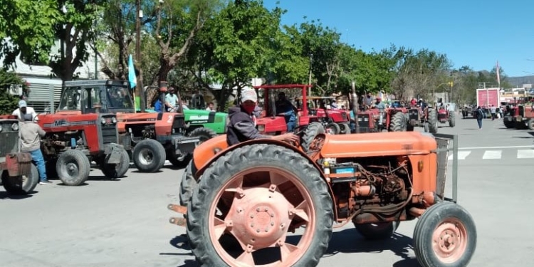 “Es sequía y es saqueo”: Productores de San Juan realizaron un tractorazo por la falta de mantenimiento de los canales de riego