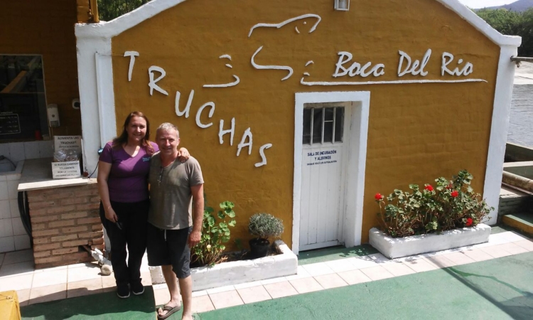 Todo comenzó pescando mojarritas: Sergio Salas cumplió su sueño de criar y sembrar truchas “con acento cordobés” en Traslasierra