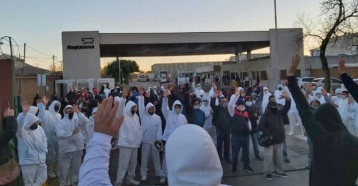Tensión y una semana sin faena en el frigorífico Rioplatense por el avance de los delegados de izquierda