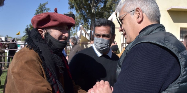 Domínguez se sigue mostrando cerca del sector, pero los más duros del campo ya empezaron a marcarle la cancha