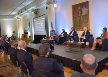 Realidad paralela: Julián Domínguez participó de la presentación del “Plan de Exportaciones para el Desarrollo”