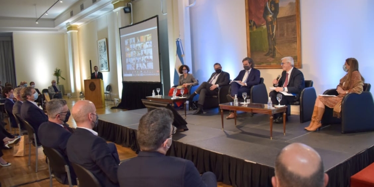 Realidad paralela: Julián Domínguez participó de la presentación del “Plan de Exportaciones para el Desarrollo”