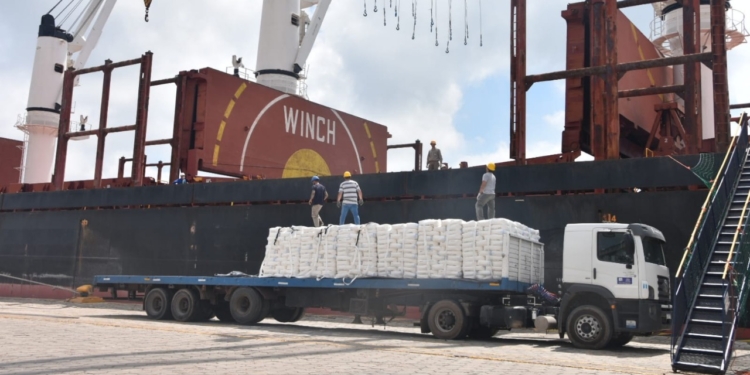 Luego de quince años sin negocios, salieron 10 mil toneladas de harina de trigo hacia Cuba