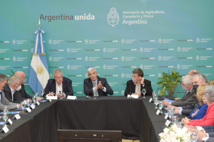 Bienes culturales: Como había prometido, el ministro Domínguez comenzó a hablar con el INTA y las Universidades para definir el saldo exportable de trigo, maíz y carne