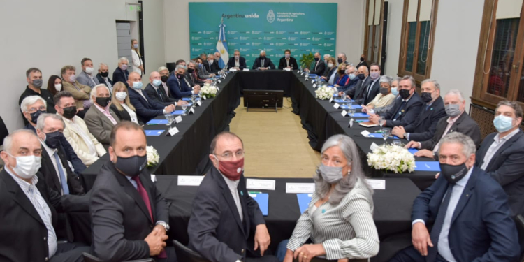 Bienes culturales: Como había prometido, el ministro Domínguez comenzó a hablar con el INTA y las Universidades para definir el saldo exportable de trigo, maíz y carne