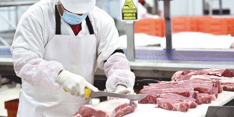 El que parte y reparte: Los matarifes recordaron que “raya la ilegalidad” el sistema de cupos de exportación de carne diseñado por el gobierno