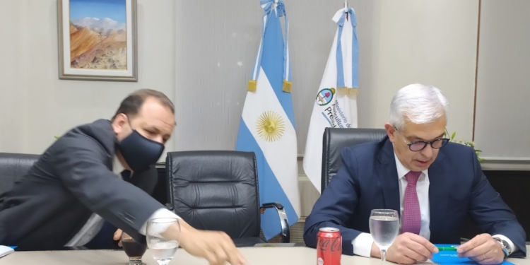 El secretario de Agricultura puso en duda que se liberen los stocks de vaca conserva acumulados y confirmó que monitorean trigo y maíz