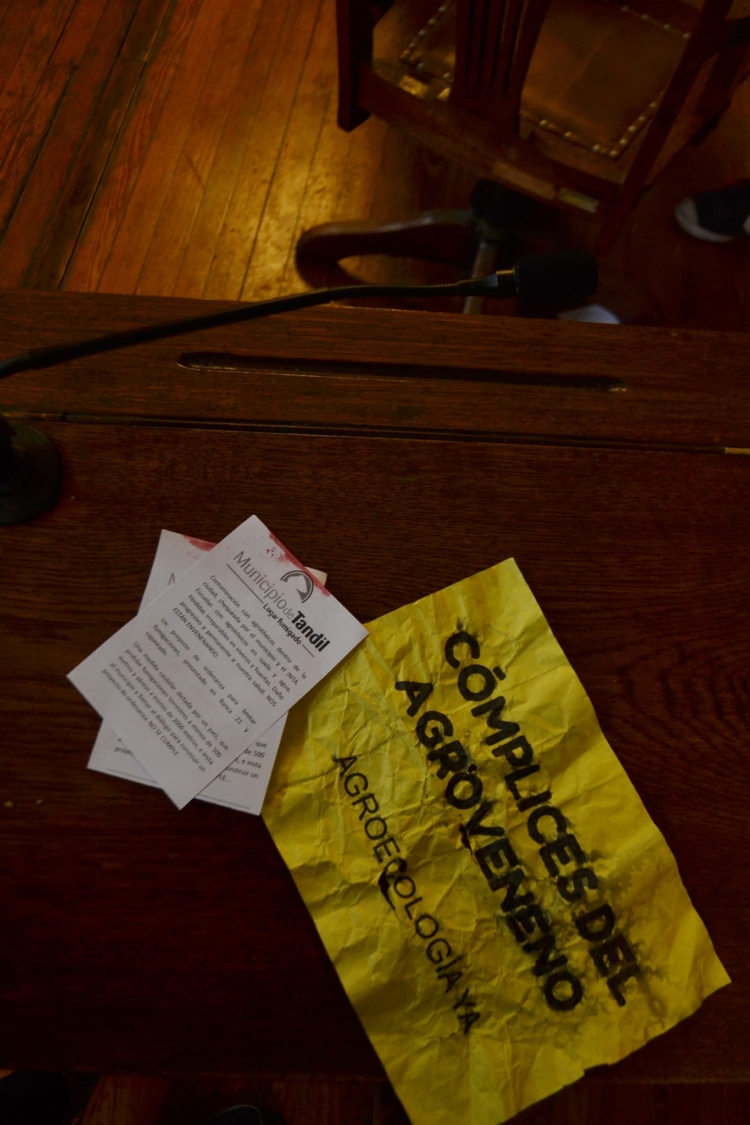 ¡No fumiguen la democracia! Como la nueva ordenanza sobre agroquímicos no les gustaba, activistas impidieron una sesión del Concejo Deliberante de Tandil