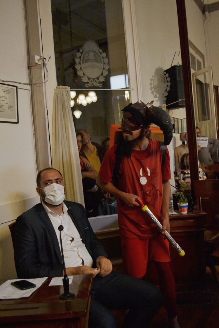 ¡No fumiguen la democracia! Como la nueva ordenanza sobre agroquímicos no les gustaba, activistas impidieron una sesión del Concejo Deliberante de Tandil