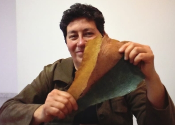 Con el desperdicio de la pescadería de su pueblo, Alicia hace maravillas reutilizando las pieles de pescado