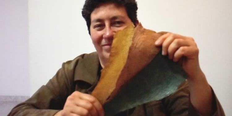 Con el desperdicio de la pescadería de su pueblo, Alicia hace maravillas reutilizando las pieles de pescado