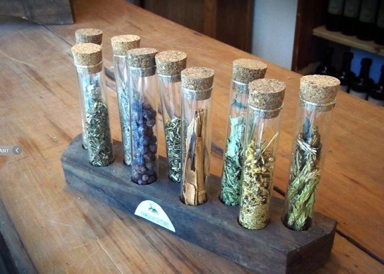 Como un brujo de las pociones, Nicolás Cestari se animó a abrir una pequeña destilería y revivió la vieja receta de fernet de su abuelo