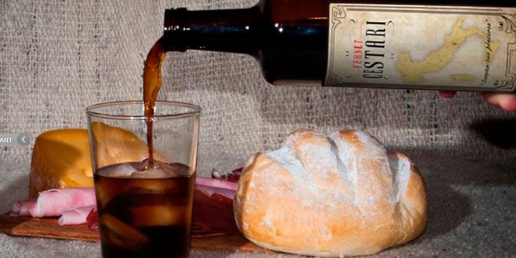 Como un brujo de las pociones, Nicolás Cestari se animó a abrir una pequeña destilería y revivió la vieja receta de fernet de su abuelo