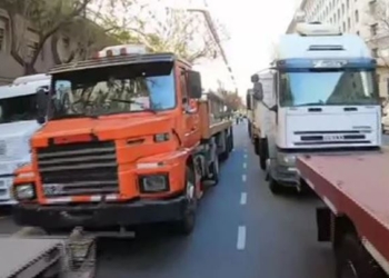 El camión levanta temperatura: Hubo protesta del transporte en el centro porteño, mientras un informe mostró los números rojos del sector