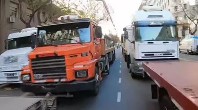 El camión levanta temperatura: Hubo protesta del transporte en el centro porteño, mientras un informe mostró los números rojos del sector