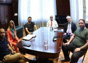 Feletti se reúne con la industria frigorífica pero se saca fotos con dirigentes sociales para insistir en la necesidad de avanzar sobre el sector privado