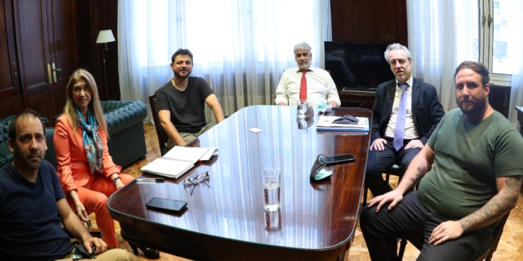 Feletti se reúne con la industria frigorífica pero se saca fotos con dirigentes sociales para insistir en la necesidad de avanzar sobre el sector privado