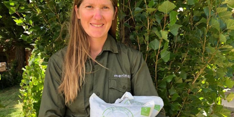 Florencia Andolfatti creó una marca de abonos naturales a partir del compostaje de estiércol de ovejas Merino en Chubut