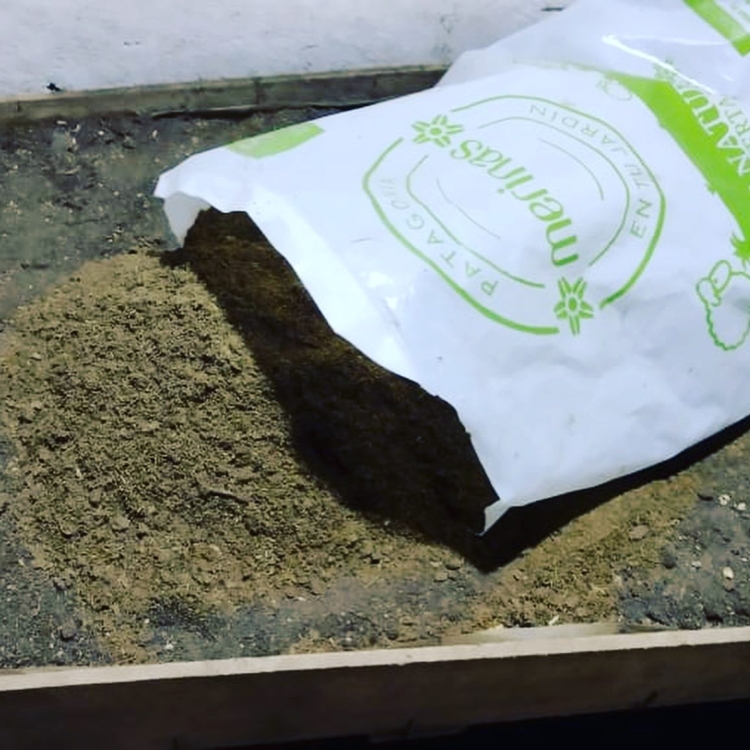 Florencia Andolfatti creó una marca de abonos naturales a partir del compostaje de estiércol de ovejas Merino en Chubut