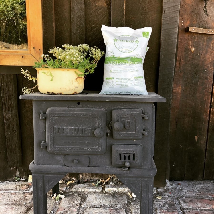 Florencia Andolfatti creó una marca de abonos naturales a partir del compostaje de estiércol de ovejas Merino en Chubut