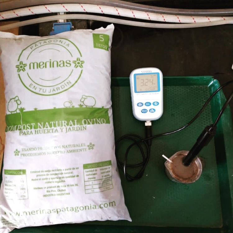 Florencia Andolfatti creó una marca de abonos naturales a partir del compostaje de estiércol de ovejas Merino en Chubut