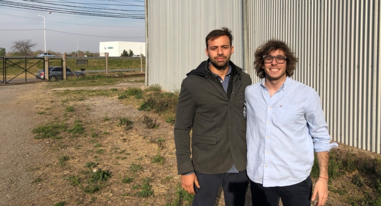 ¿Qué se obtiene de la mezcla de bagazo cervecero y moscas? Fertilizantes, biogás y hasta un suplemento proteico aplicable a bovinos