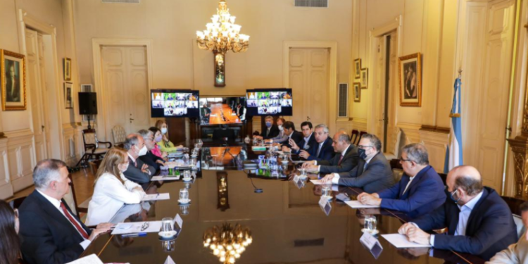 El gobierno pide a los supermercados que congelen los precios de la carne y se toma el fin de semana largo para decidir cuál será el próximo paso