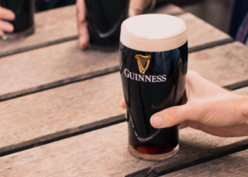 Comenzó a producirse una versión argentina de la cerveza irlandesa Guinness y ya aparecieron quejas