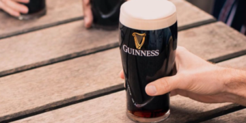 Comenzó a producirse una versión argentina de la cerveza irlandesa Guinness y ya aparecieron quejas