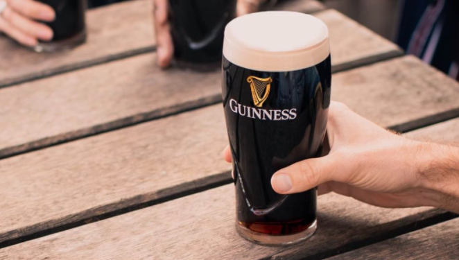 Comenzó a producirse una versión argentina de la cerveza irlandesa Guinness y ya aparecieron quejas