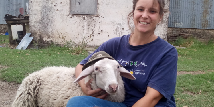 Agustina Córdoba va sorteando obstáculos y mudando sus ovejas para poder cumplir su sueño: montar su pequeña fábrica de quesos