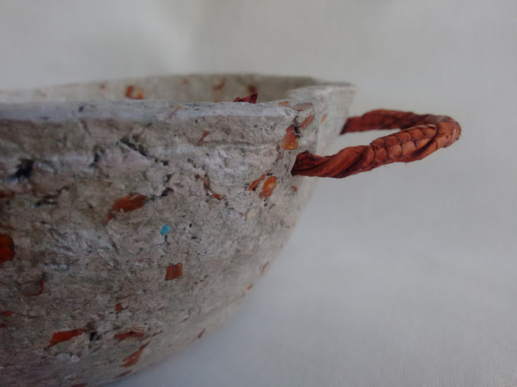 Con el desperdicio de la pescadería de su pueblo, Alicia hace maravillas reutilizando las pieles de pescado