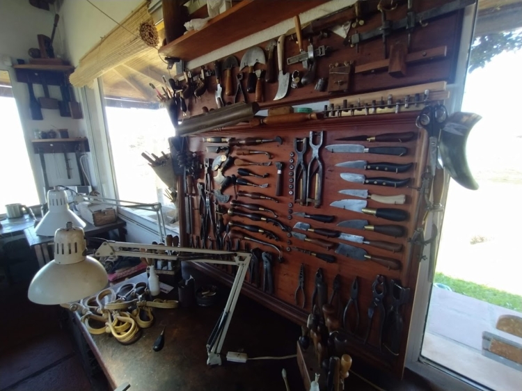 Escondido entre las sierras de Tandil, el soguero Pablo Lozano convirtió ese viejo oficio rural en un arte que trasciende las fronteras