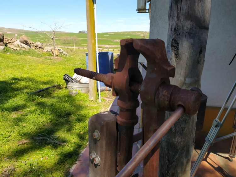 Escondido entre las sierras de Tandil, el soguero Pablo Lozano convirtió ese viejo oficio rural en un arte que trasciende las fronteras