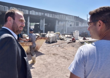 Se incendió la planta industrial de Lácteos Aurora y Julián Domínguez se comprometió a brindar ayuda para reconstruirla