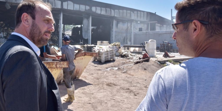 Se incendió la planta industrial de Lácteos Aurora y Julián Domínguez se comprometió a brindar ayuda para reconstruirla
