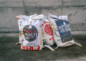 Un agrónomo en contra de los desperdicios: Santiago Harriague fabrica mochilas con bolsas de arpillera descartadas por la industria cervecera