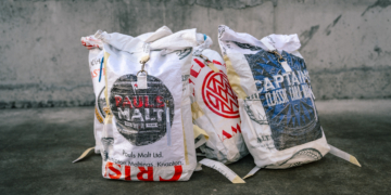 Un agrónomo en contra de los desperdicios: Santiago Harriague fabrica mochilas con bolsas de arpillera descartadas por la industria cervecera