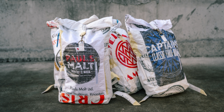 Un agrónomo en contra de los desperdicios: Santiago Harriague fabrica mochilas con bolsas de arpillera descartadas por la industria cervecera