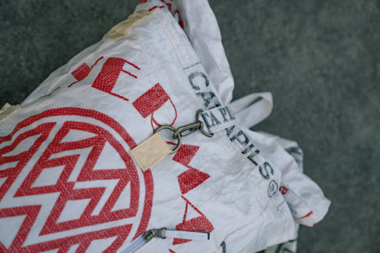 Un agrónomo en contra de los desperdicios: Santiago Harriague fabrica mochilas con bolsas de arpillera descartadas por la industria cervecera