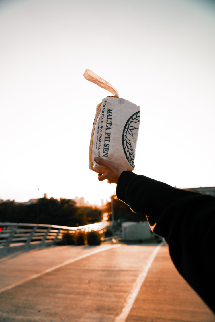 Un agrónomo en contra de los desperdicios: Santiago Harriague fabrica mochilas con bolsas de arpillera descartadas por la industria cervecera