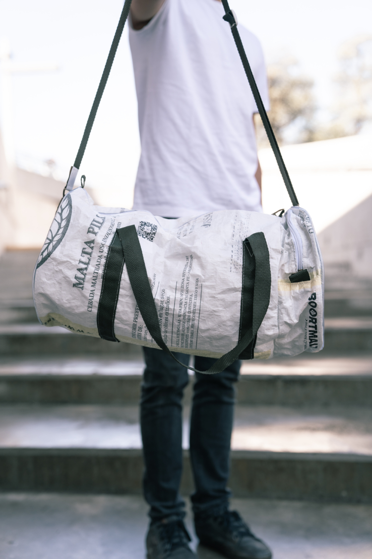 Un agrónomo en contra de los desperdicios: Santiago Harriague fabrica mochilas con bolsas de arpillera descartadas por la industria cervecera