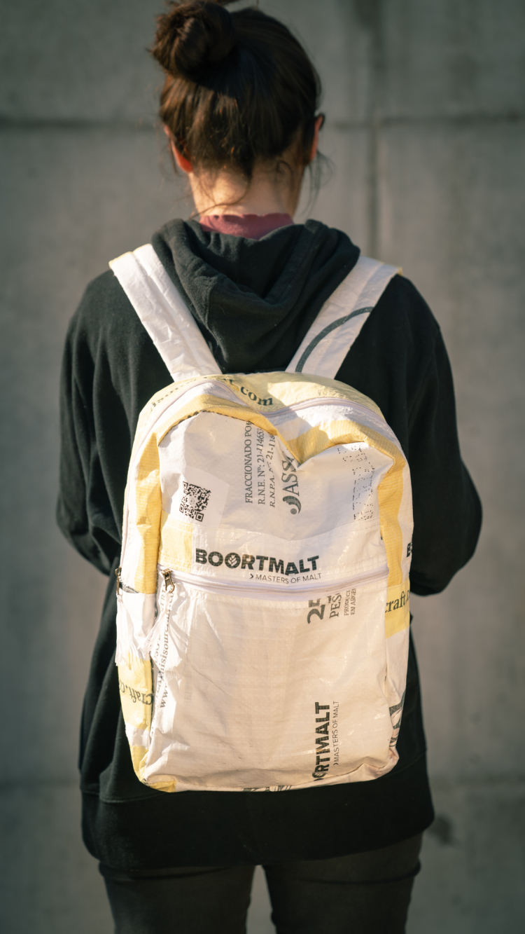 Un agrónomo en contra de los desperdicios: Santiago Harriague fabrica mochilas con bolsas de arpillera descartadas por la industria cervecera