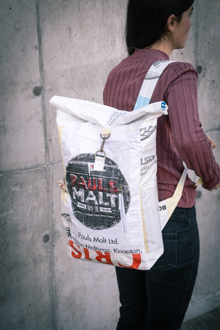 Un agrónomo en contra de los desperdicios: Santiago Harriague fabrica mochilas con bolsas de arpillera descartadas por la industria cervecera