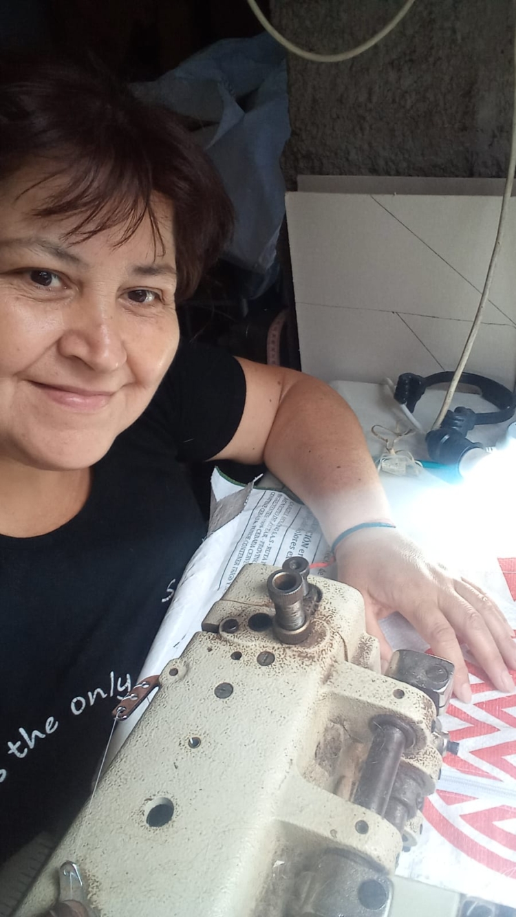 Un agrónomo en contra de los desperdicios: Santiago Harriague fabrica mochilas con bolsas de arpillera descartadas por la industria cervecera