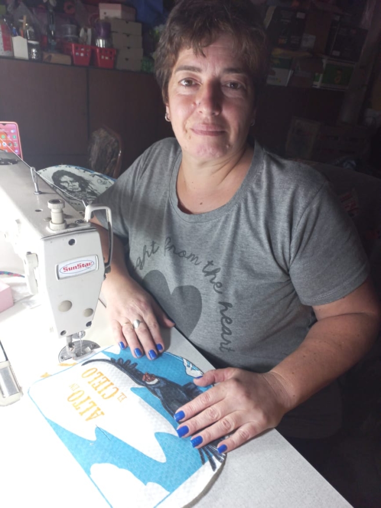 Un agrónomo en contra de los desperdicios: Santiago Harriague fabrica mochilas con bolsas de arpillera descartadas por la industria cervecera