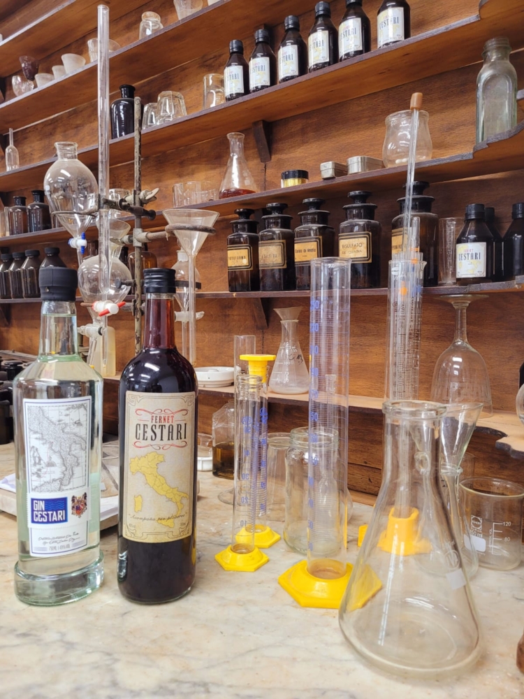 Como un brujo de las pociones, Nicolás Cestari se animó a abrir una pequeña destilería y revivió la vieja receta de fernet de su abuelo