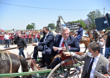 El presidente, el jefe de Gabinete y un gobernador inauguraron tres veces una fábrica de dulce de batata… que no tenía batata para funcionar