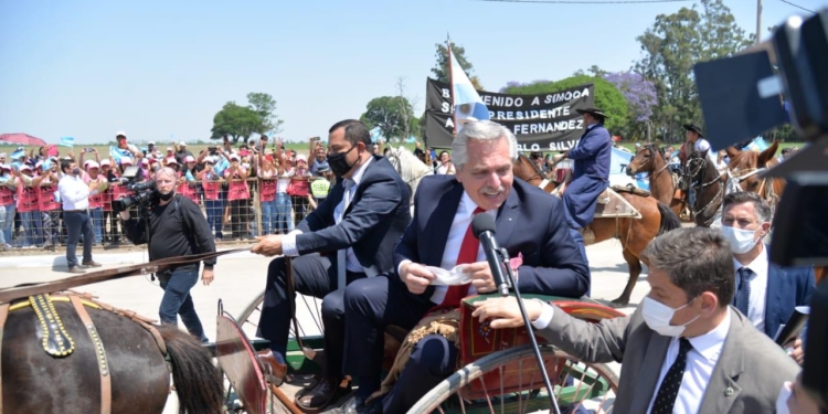El presidente, el jefe de Gabinete y un gobernador inauguraron tres veces una fábrica de dulce de batata… que no tenía batata para funcionar